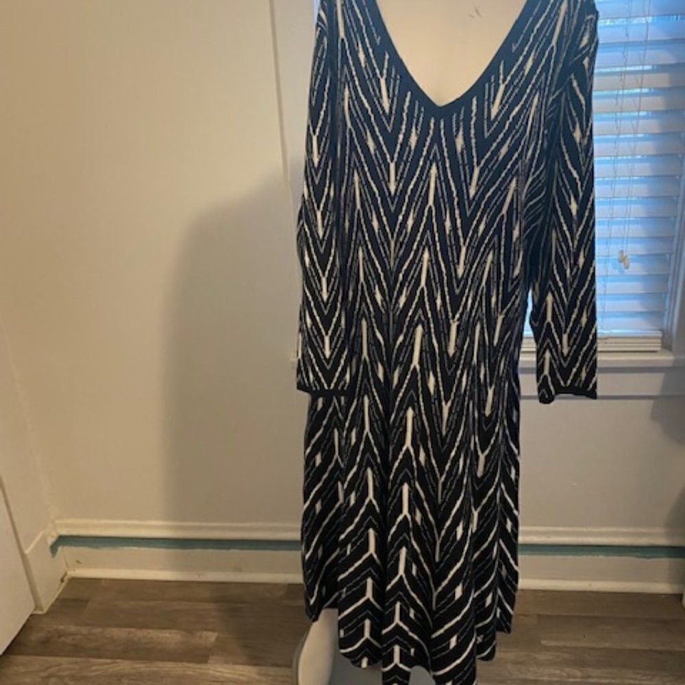 Lane Bryant Black/White Geo/Arrow V-neck sweater dress, size 22/24